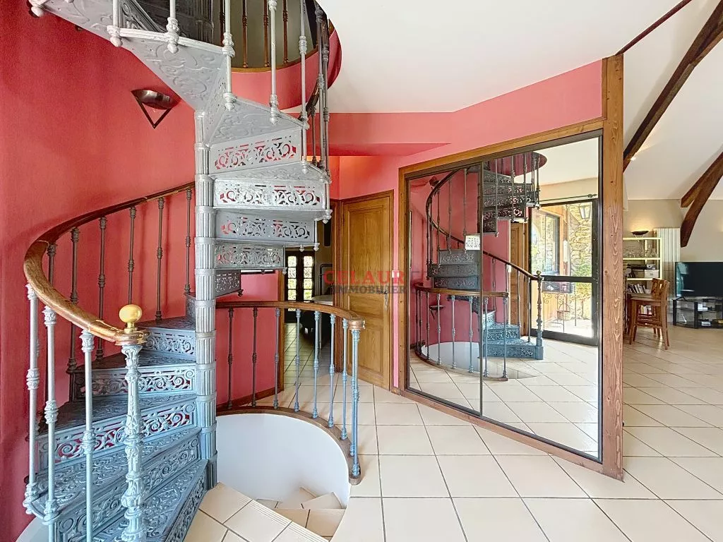 ENSEMBLE DE CARACTERE AVEC PISCINE SUR 1HA