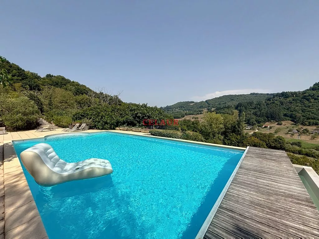 ENSEMBLE DE CARACTERE AVEC PISCINE SUR 1HA