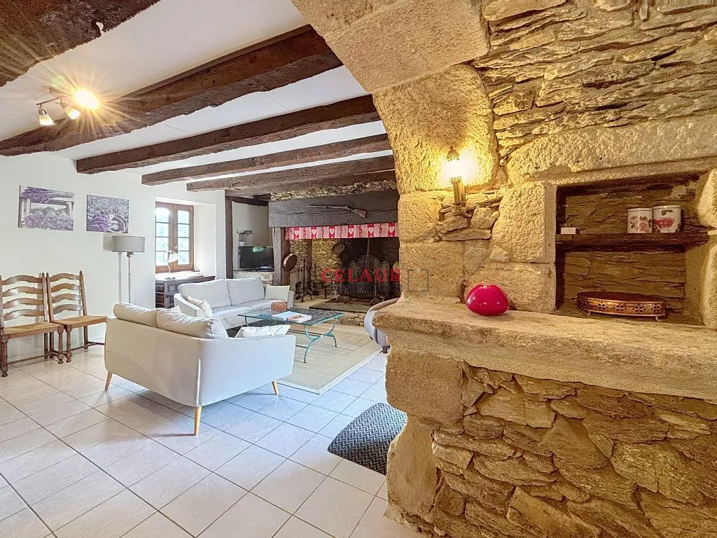 ENSEMBLE DE CARACTERE AVEC PISCINE SUR 1HA