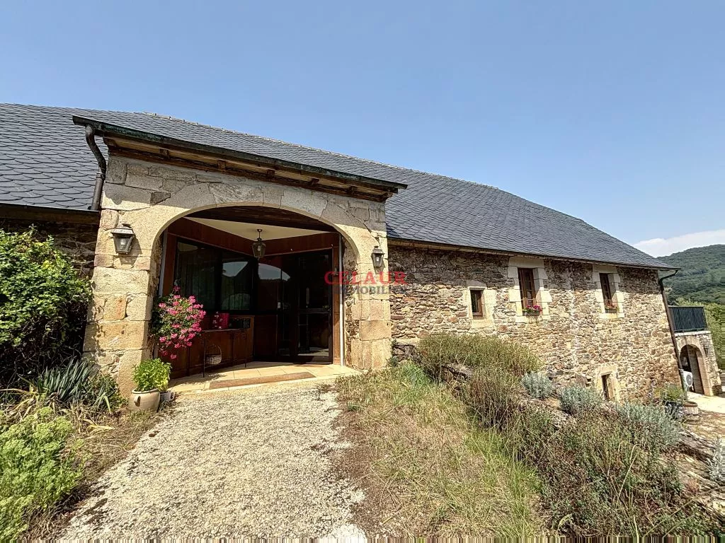 ENSEMBLE DE CARACTERE AVEC PISCINE SUR 1HA