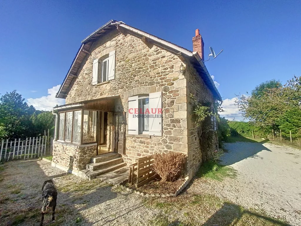 Longère en pierres avec environ 8500m² de terrain