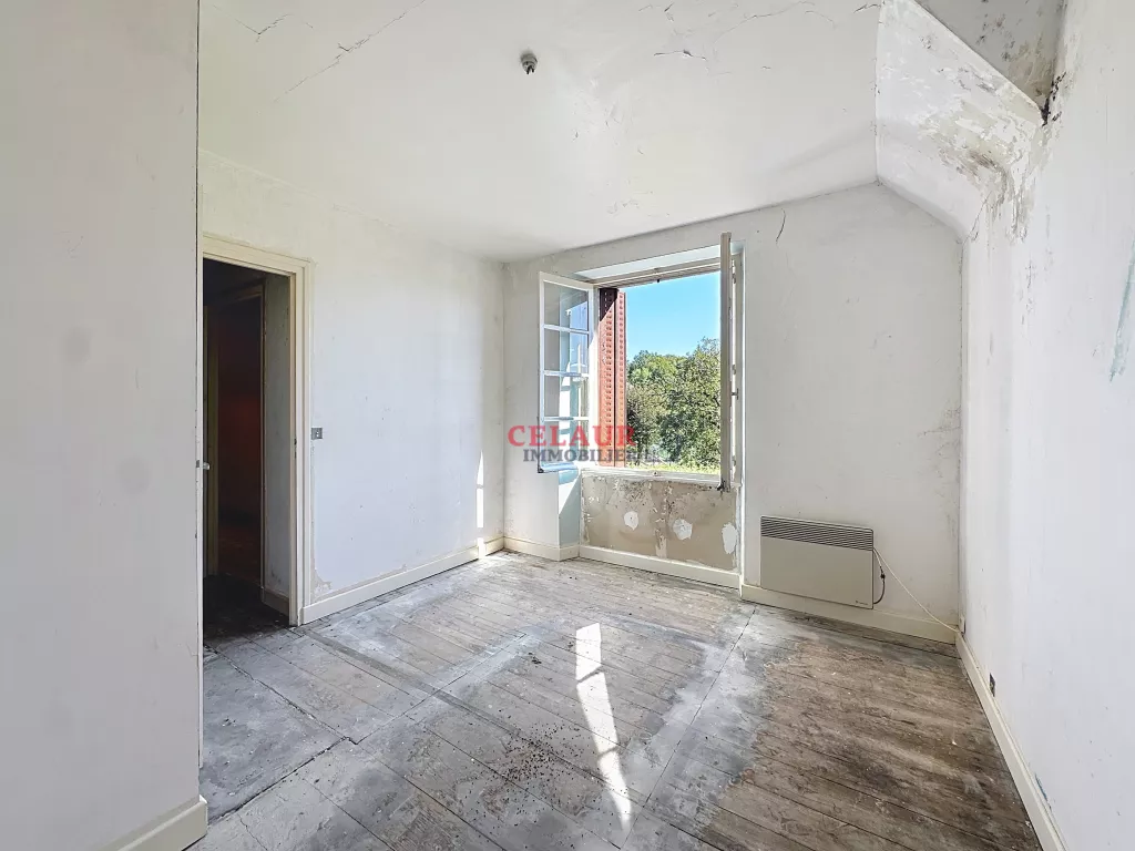 MAISON DE CARACTÈRE AVEC DÉPENDANCES ET 1 HECTARE