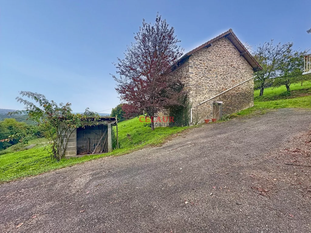 Maison en pierre avec grange