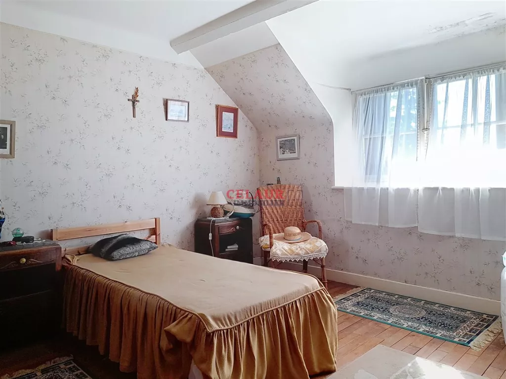 Maison familiale avec dépendance et jardin arboré et clos.