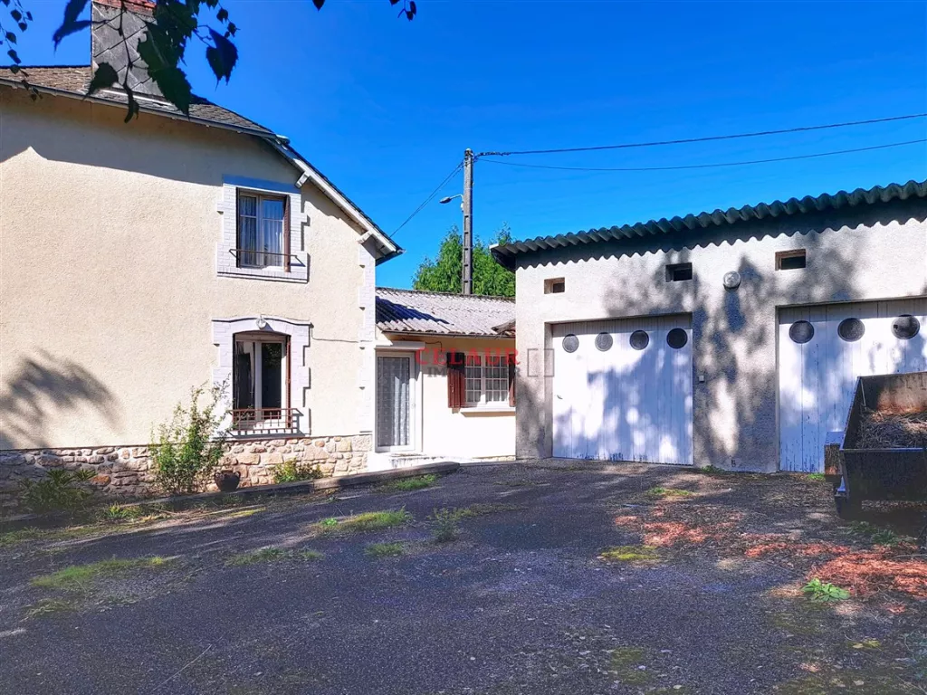 Maison familiale avec dépendance et jardin arboré et clos.