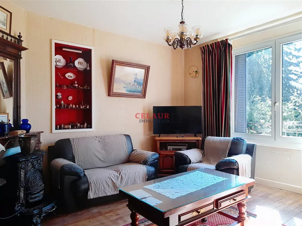 Maison familiale avec dépendance et jardin arboré et clos.