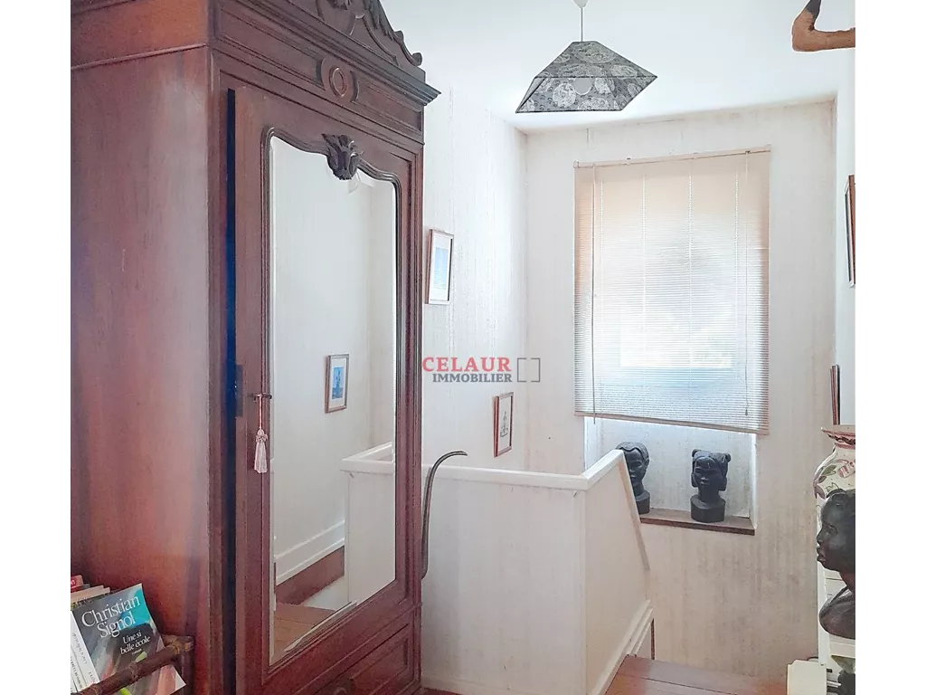 Maison familiale avec dépendance et jardin arboré et clos.