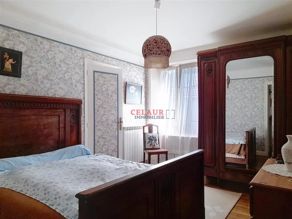 Maison familiale avec dépendance et jardin arboré et clos.