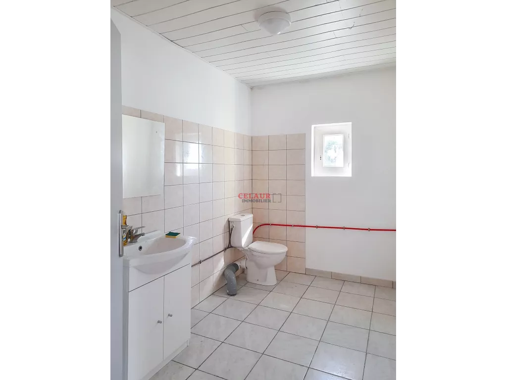 Visibilité assurée pour ce local professionnel !