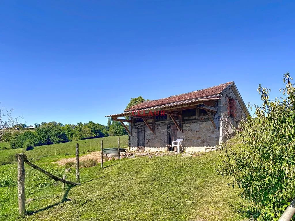 CORPS DE FERME AVEC GITE ET DEPENDANCES SUR 8 HA