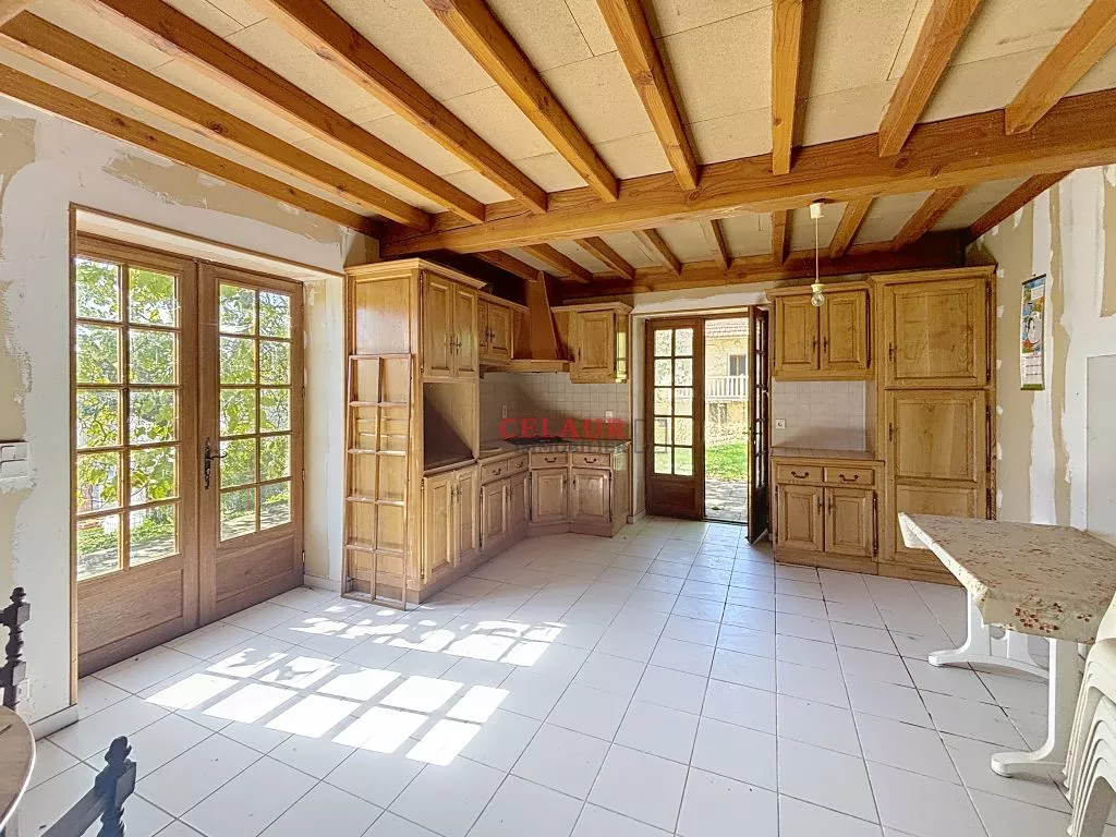 CORPS DE FERME AVEC GITE ET DEPENDANCES SUR 8 HA