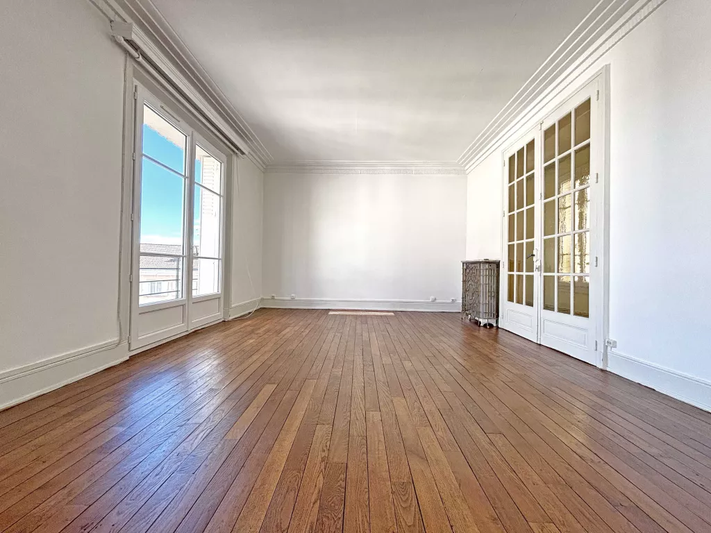 HYPER CENTRE APPARTEMENT T5 AVEC ASCENSEUR