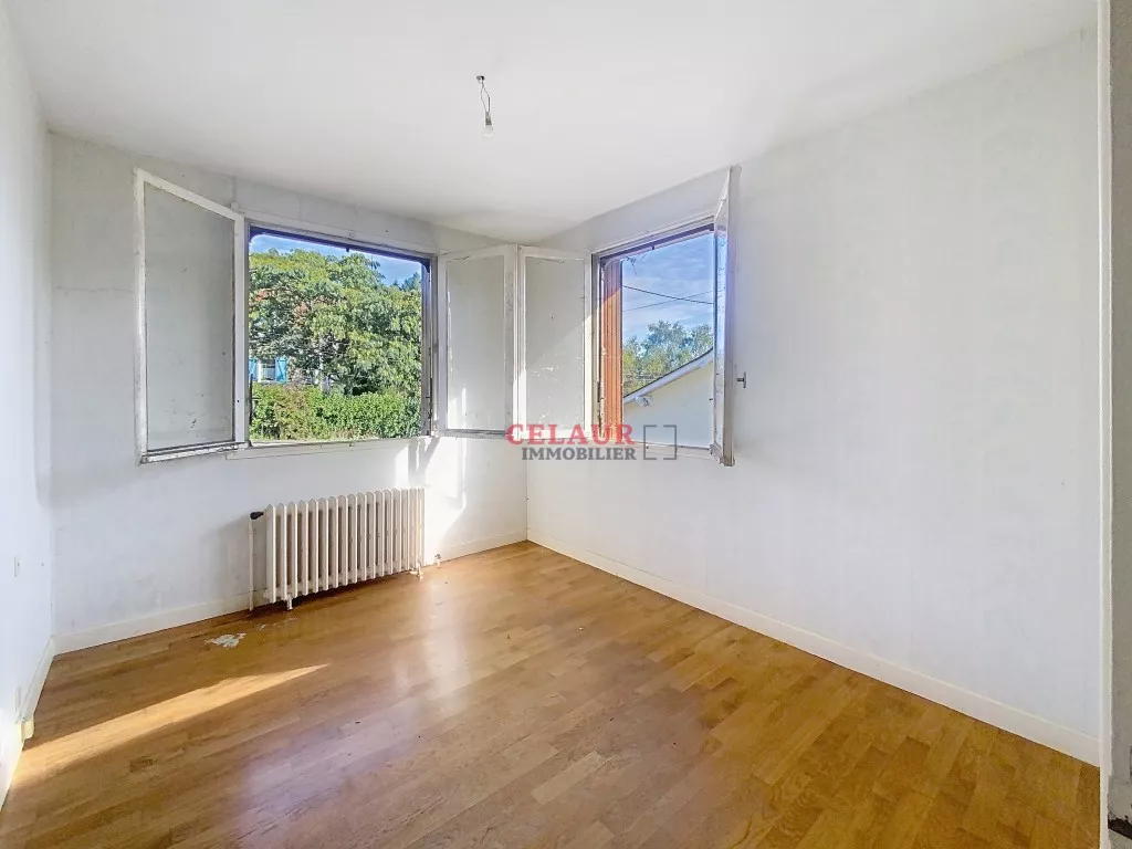 MAISON À RÉNOVER  AVEC VUE SUR LA VALLÉE