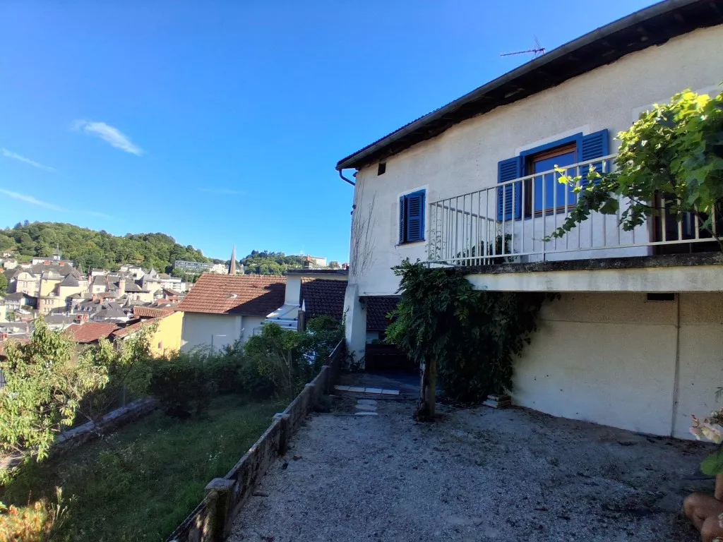 MAISON AVEC JARDIN ET GARAGE - PROCHE HOPITAL