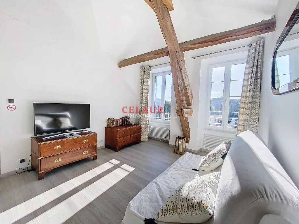 ÉLÉGANTE MAISON AVEC BELLES PRESTATIONS