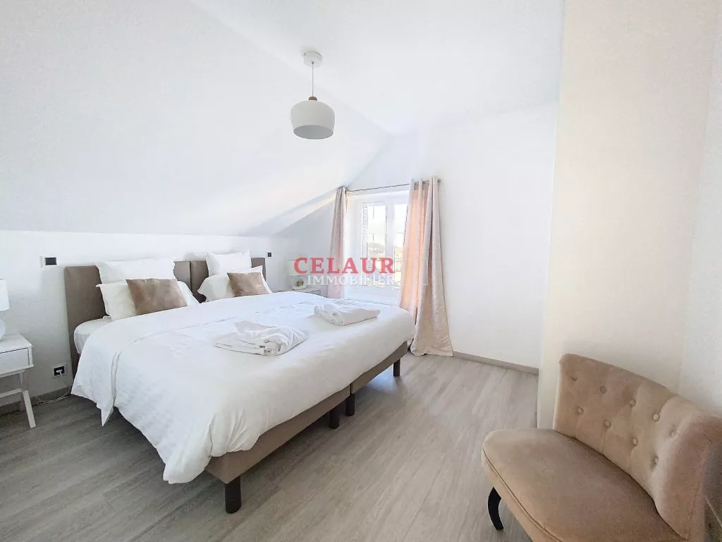 ÉLÉGANTE MAISON AVEC BELLES PRESTATIONS