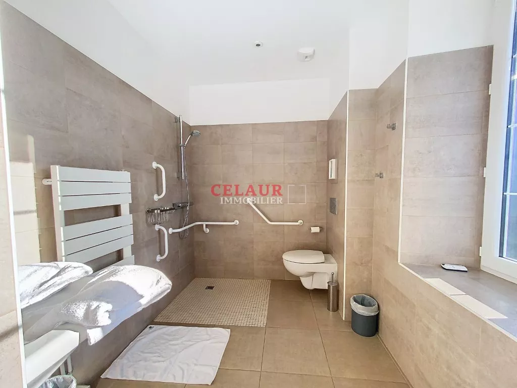 ÉLÉGANTE MAISON AVEC BELLES PRESTATIONS