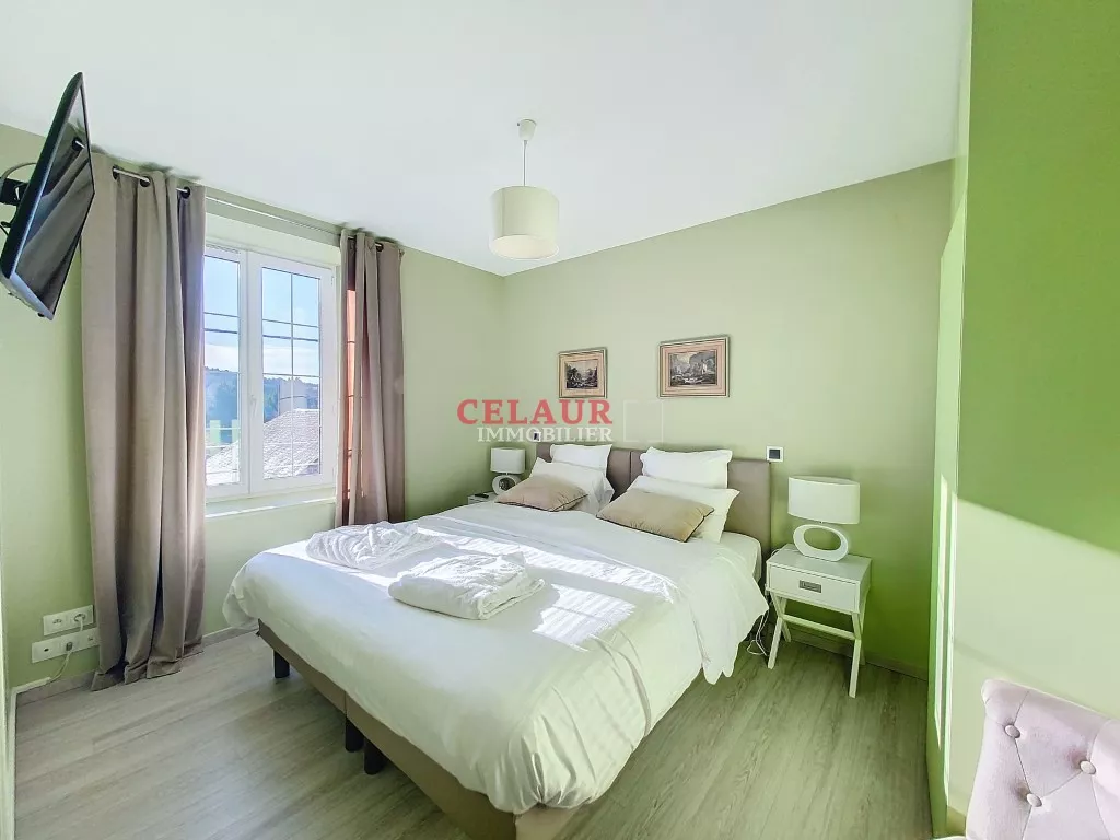 ÉLÉGANTE MAISON AVEC BELLES PRESTATIONS