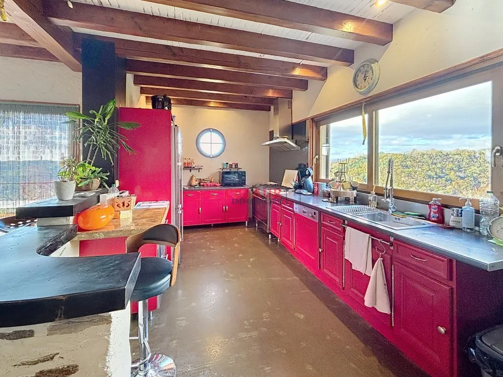 MAISON DE CARACTERE AVEC PISCINE ET VUE