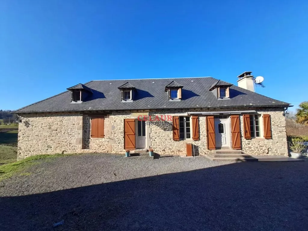 Maison de caractère en pierre avec grange, piscine et terrain