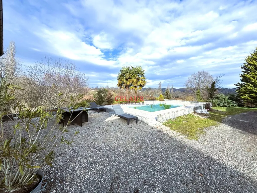 Maison de caractère en pierre avec grange, piscine et terrain