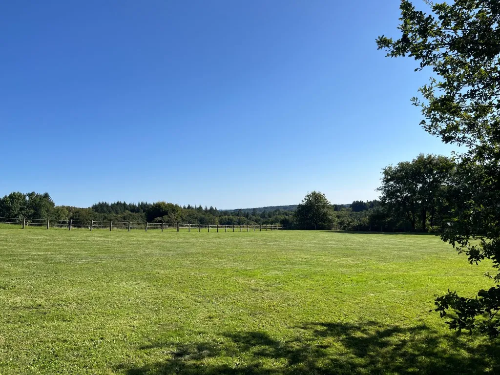 JOLIE MAISON DE CAMPAGNE AVEC TRES BEAU TERRAIN...