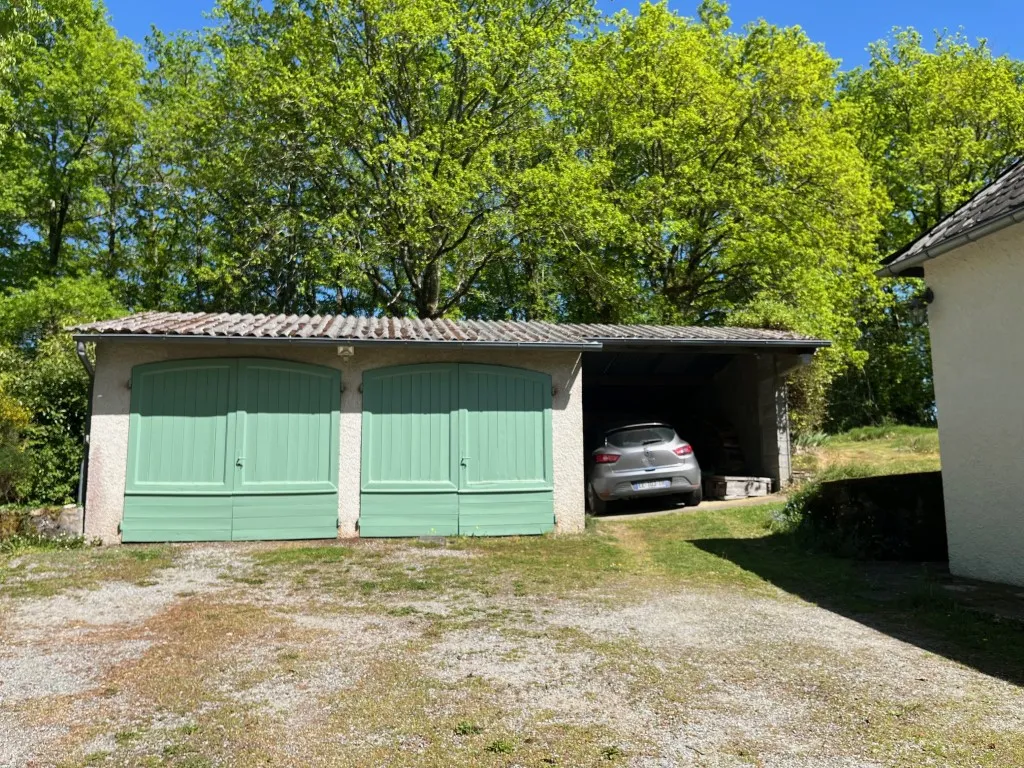 BELLE MAISON AVEC JOLI PARC ET VUE DEGAGEE