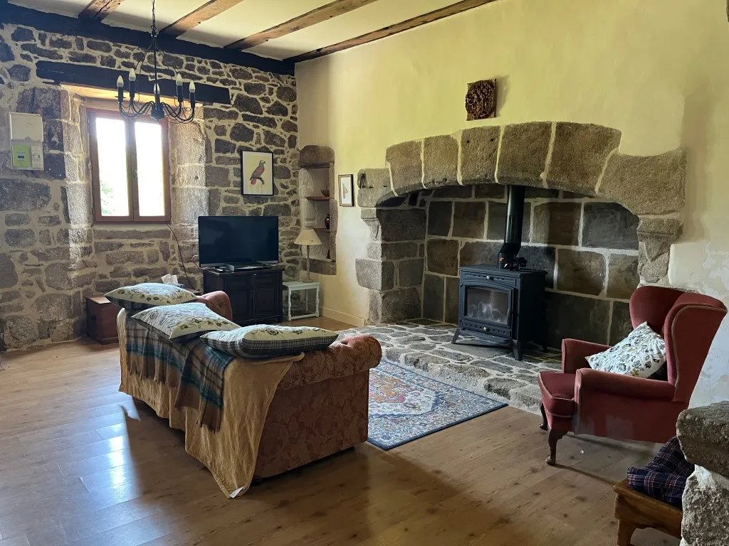 BELLE MAISON EN PIERRES SUR BEAU TERRAIN DE 4500m&sup2;