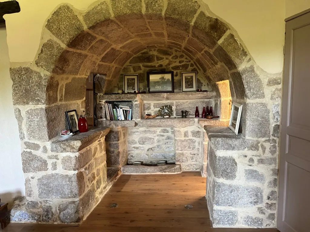 BELLE MAISON EN PIERRES SUR BEAU TERRAIN DE 4500m&sup2;