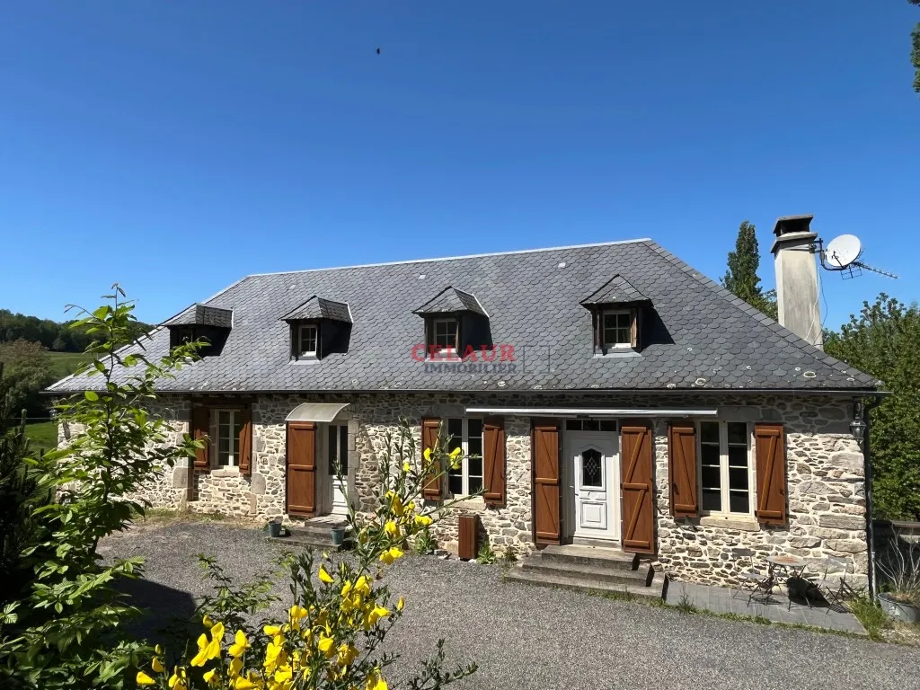 Maison de caract&egrave;re en pierre avec grange  et terrain