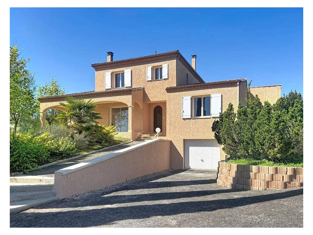 Maison proven&ccedil;ale proche bourg