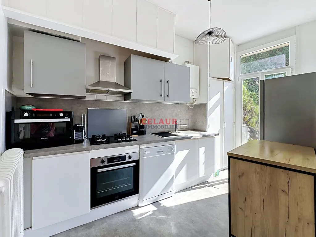 MAISON R&Eacute;NOV&Eacute;E ET 6 GARAGES