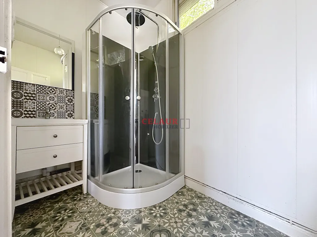 MAISON R&Eacute;NOV&Eacute;E ET 6 GARAGES