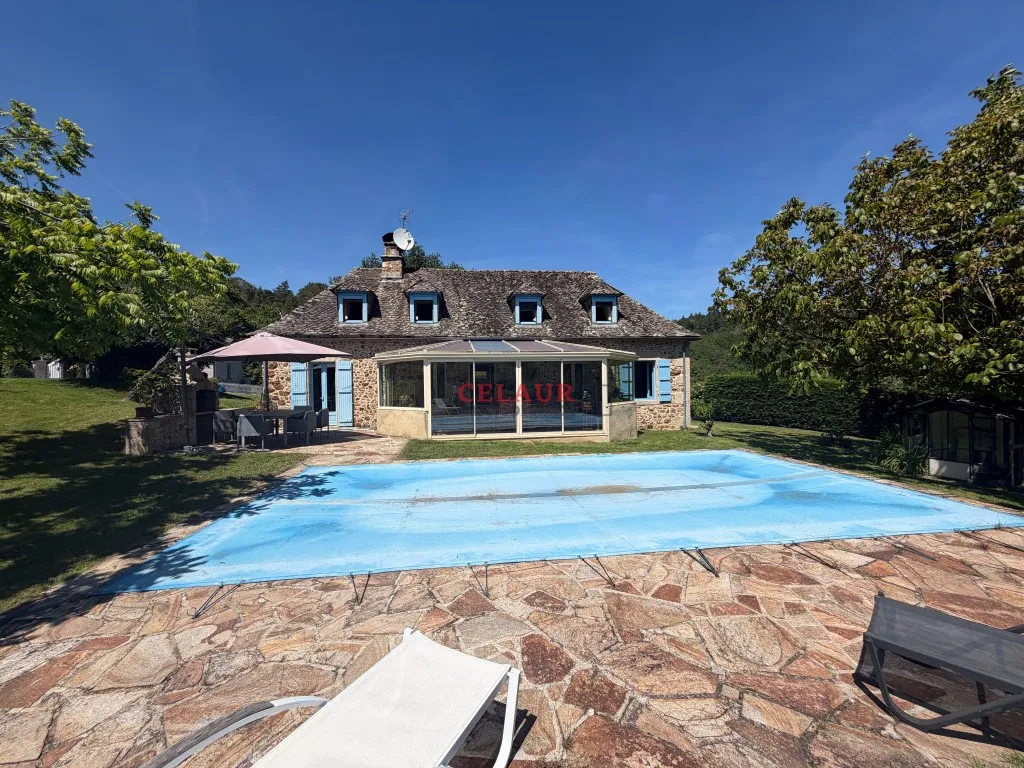 Charmante maison en pierre avec vue, piscine, four &agrave; pain, garage, terrain...