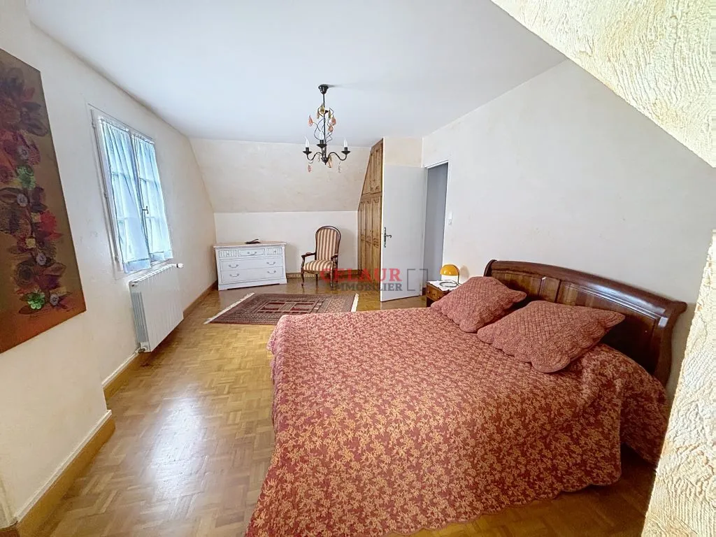 VASTE MAISON FAMILIALE AVEC PISCINE