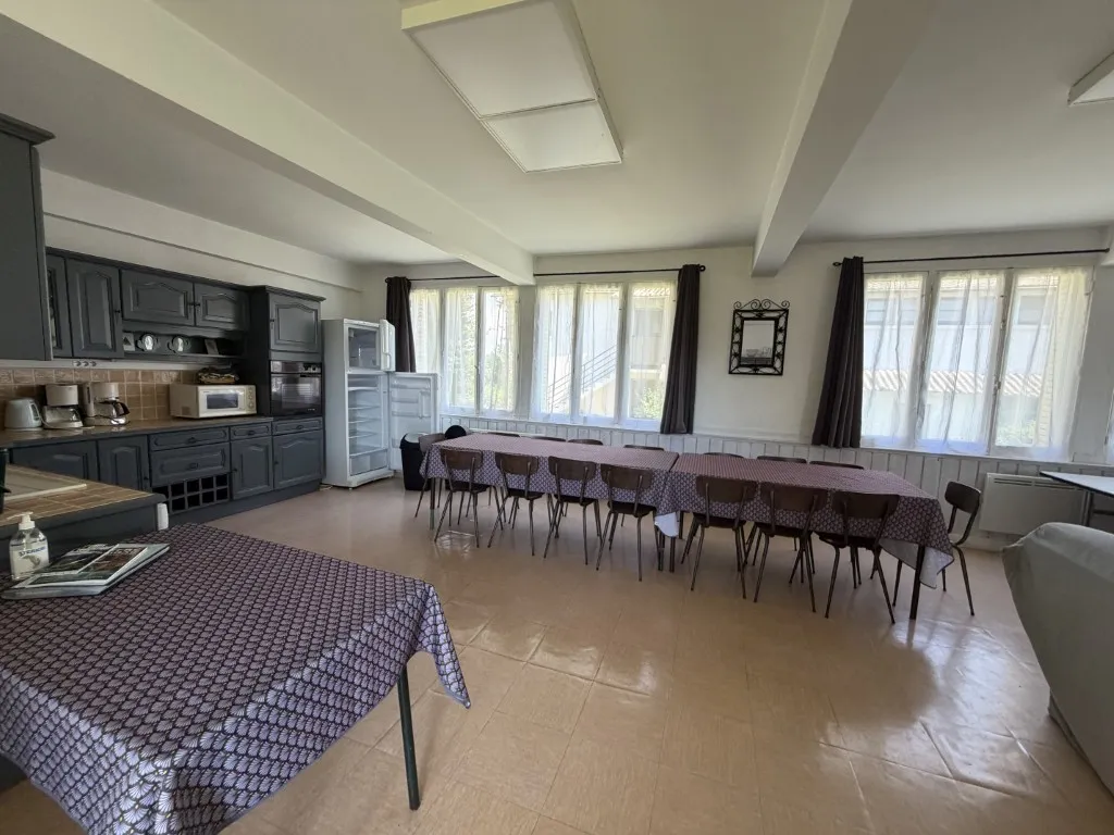 ENSEMBLE IMMOBILIER TOURISTIQUE AVEC FONDS DE COMMERCE SUR 77022m&sup2; DE TERRAIN