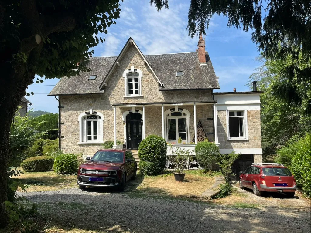 JOLIE MAISON de VILLE...