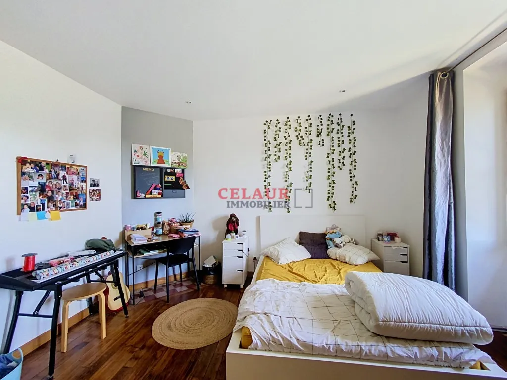 MAISON FAMILIALE AVEC 9000 M&sup2;