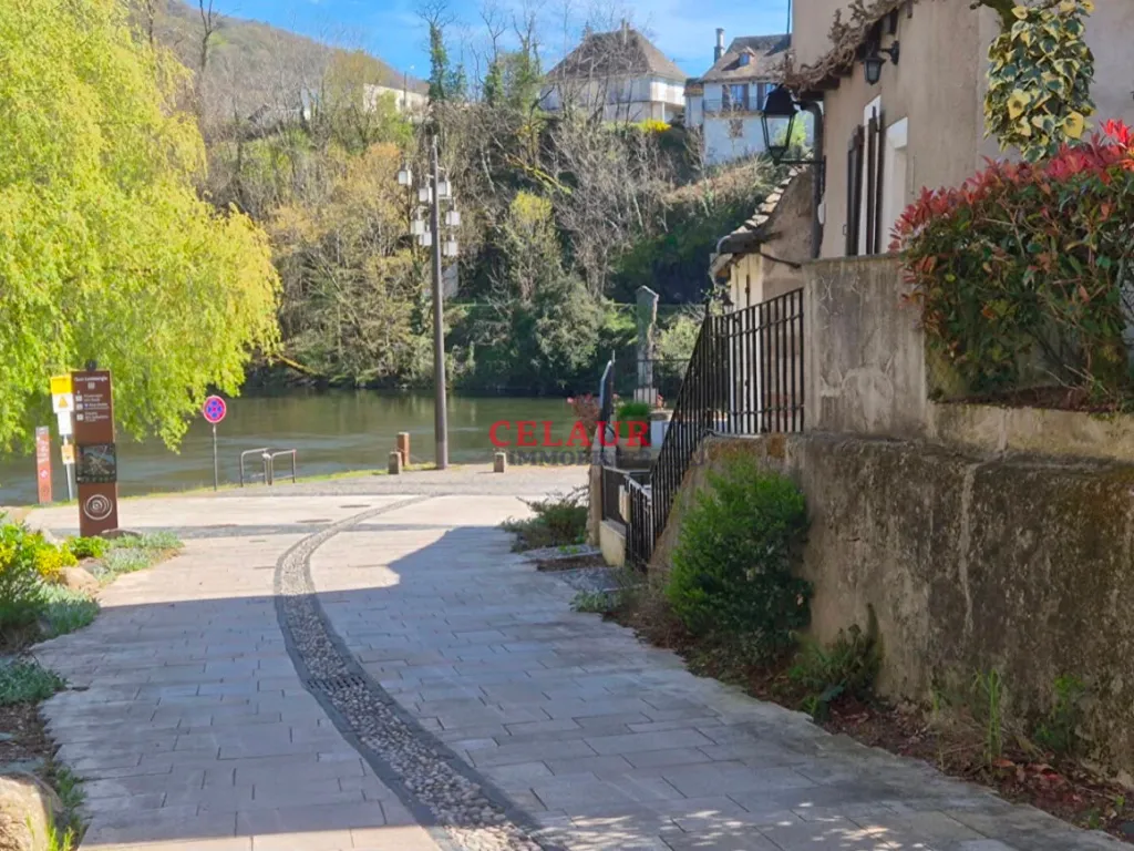 MAISON PROCHE RIVIERE AVEC GARAGE ET JARDIN