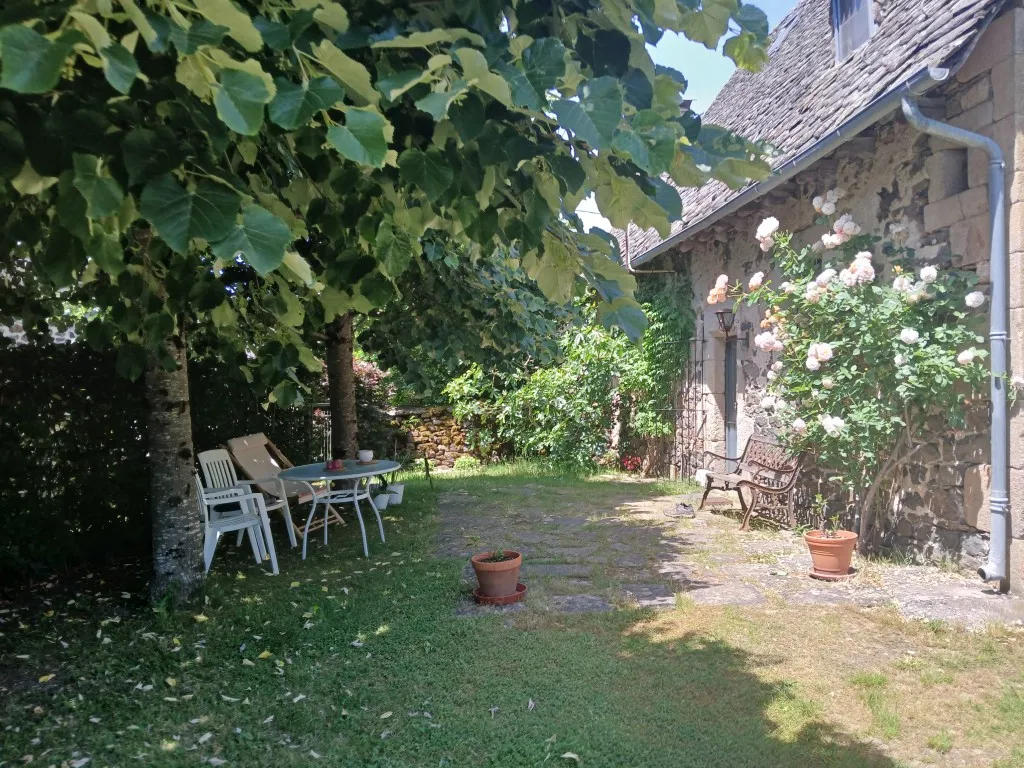 Belle maison en pierre et terrain