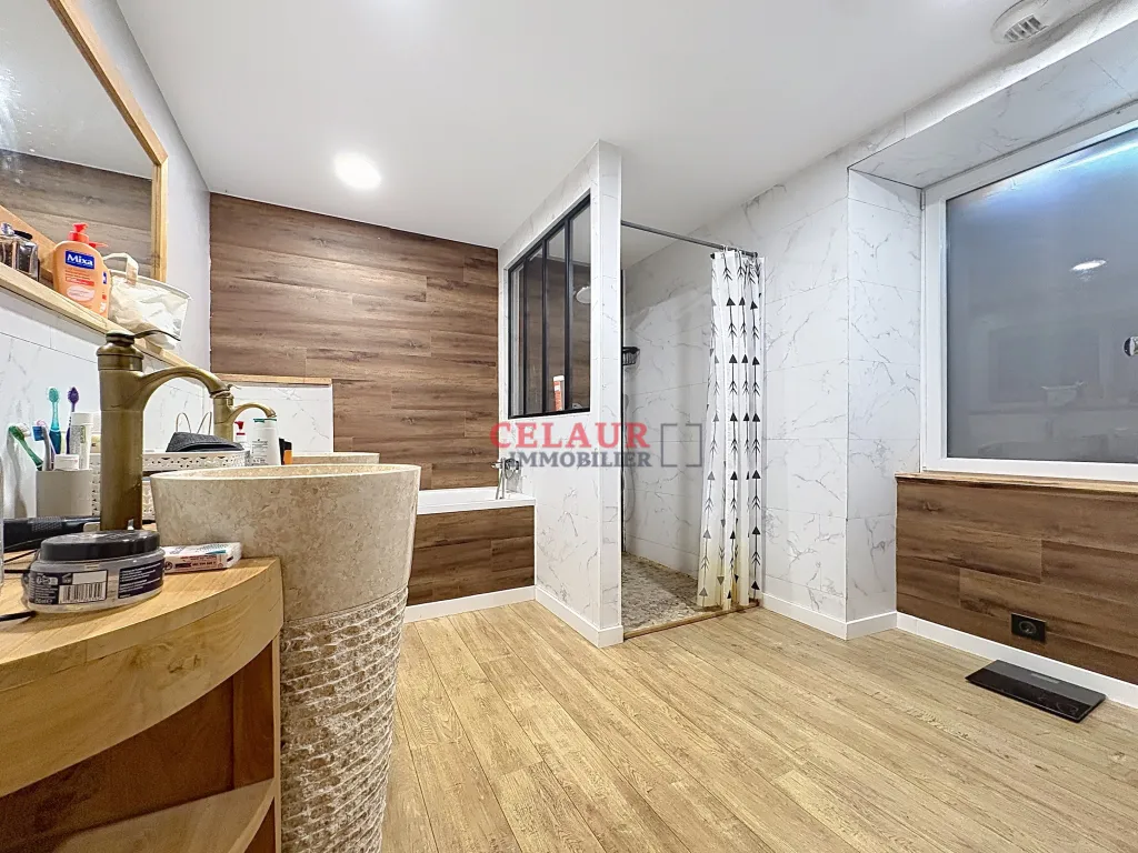 BELLE MAISON EN PIERRE RENOVEE AVEC 4 511M&sup2; DE TERRAIN ET GRANGE