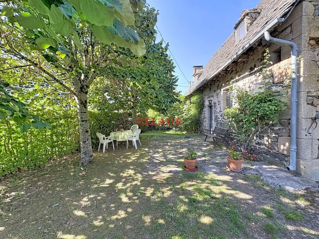 Maison de village en pierre et jardin