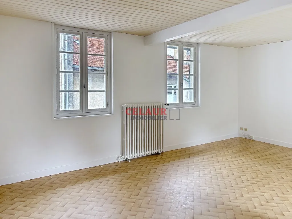 MAISON DE VILLE AVEC JARDINET ET GARAGE