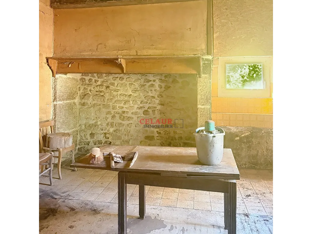 Maison en pierre avec d&eacute;pendances