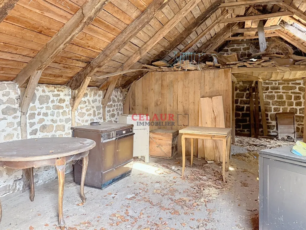 Maison en pierre avec d&eacute;pendances