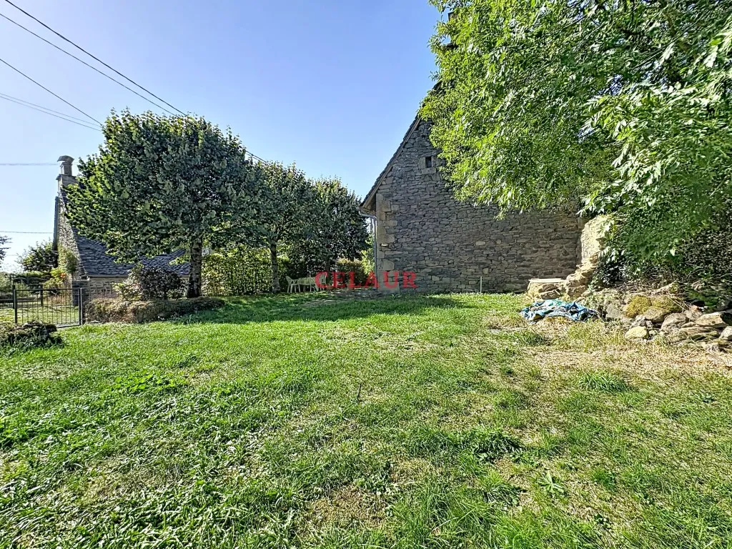 Maison en pierre et jardin