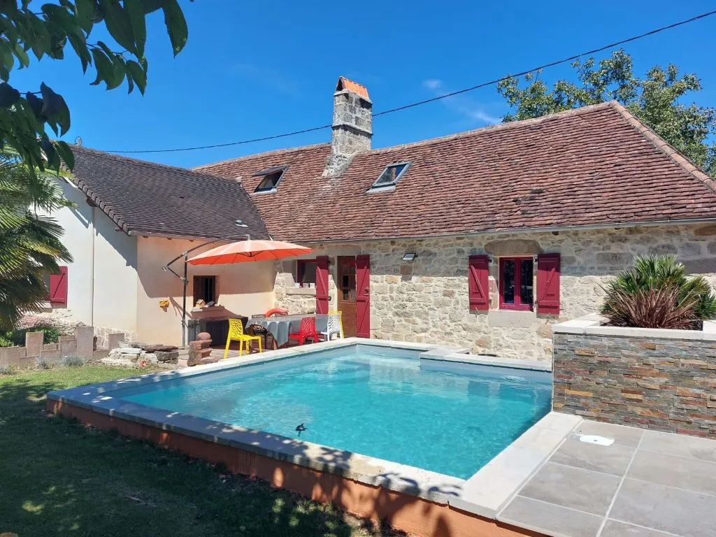 Maison en pierre et piscine