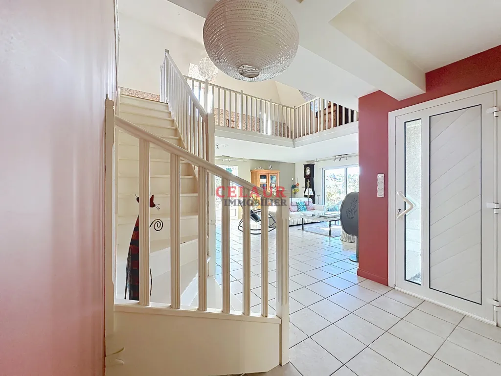 SPACIEUSE MAISON DE 180 M&sup2; AVEC PISCINE