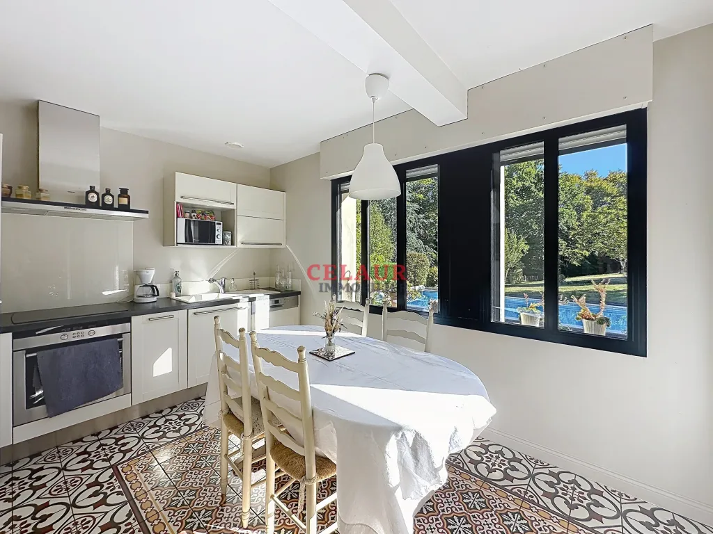 SPACIEUSE MAISON DE 180 M&sup2; AVEC PISCINE
