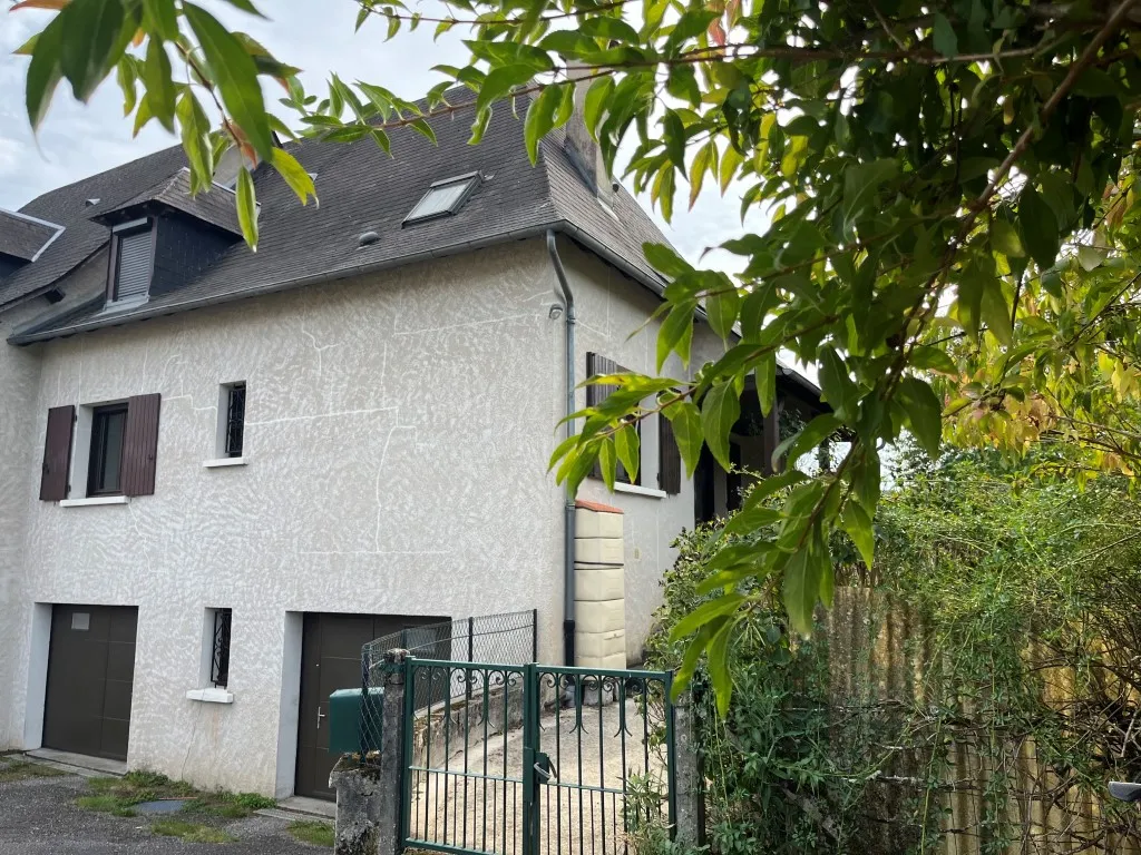 SYMPATHIQUE MAISON DE VILLE...